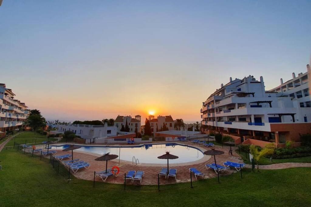 Beautiful Apartment In Duquesa Suites And Gardens Castillo de Sabinillas Bagian luar foto